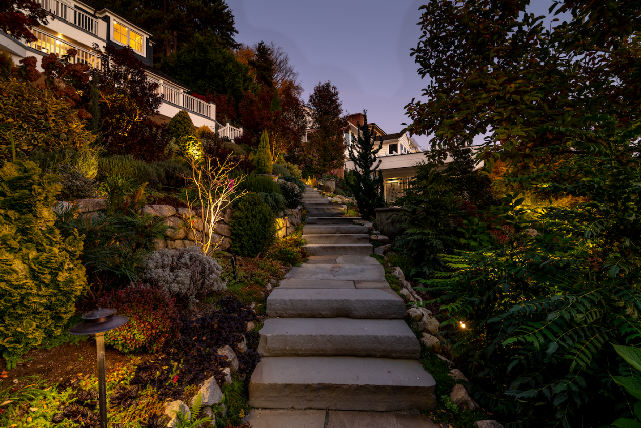 Meydenbauer Bay - Steps leading up from lawn