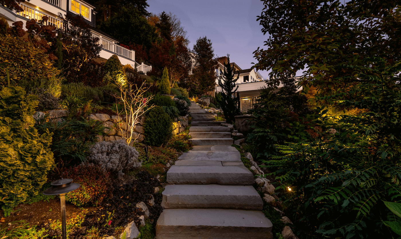 Meydenbauer Bay - Steps leading up from lawn