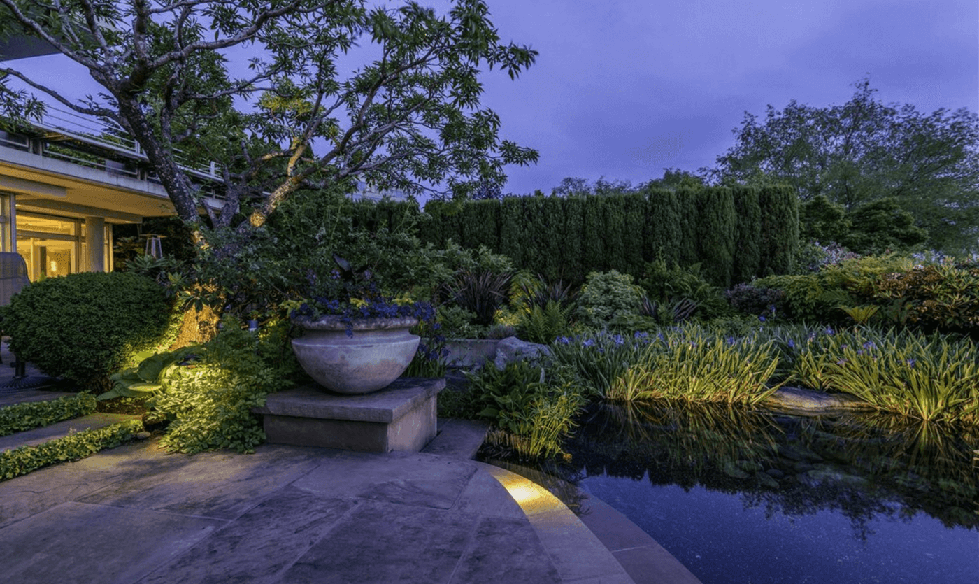 Carillon Point- pot near tree