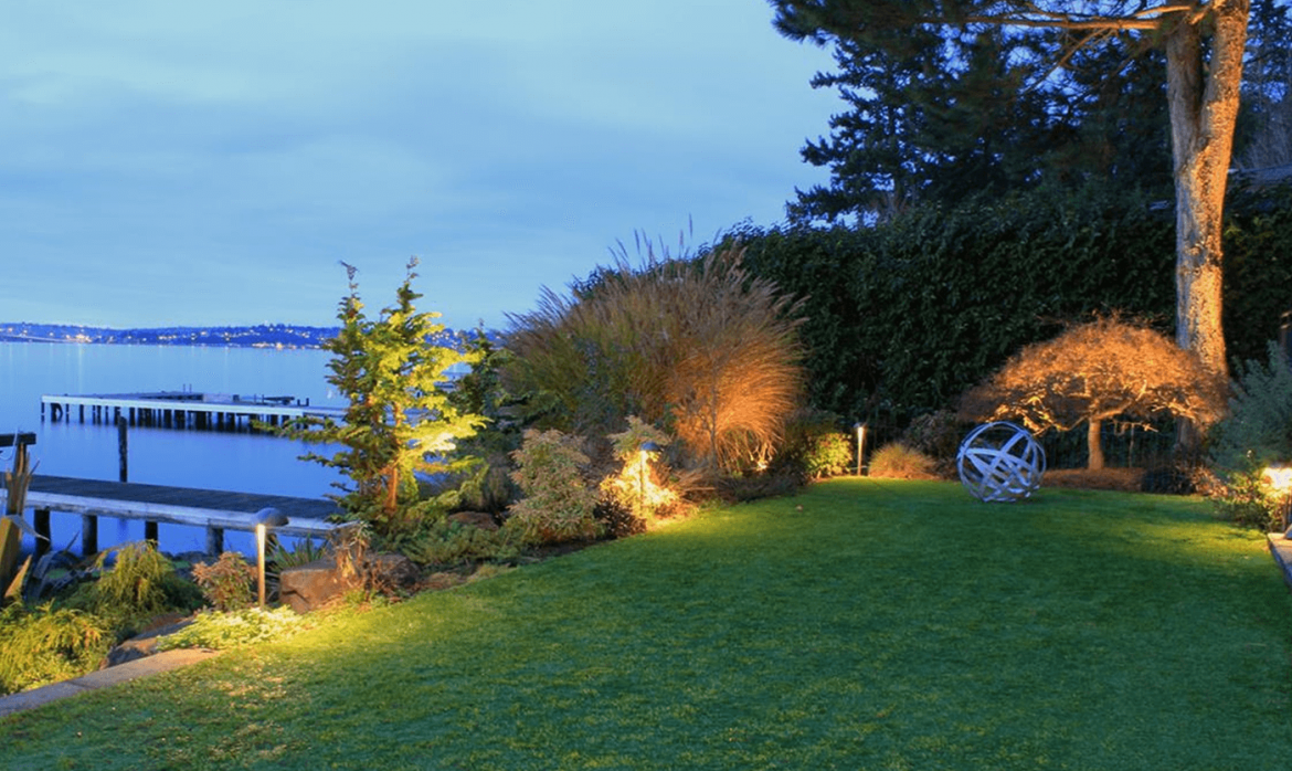 Medina waterfront- yard near seaview